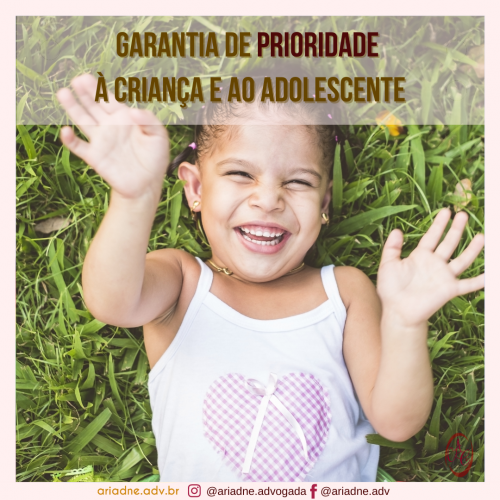 Imagem de uma menina sorridente deitada na grama. Texto: Garantia de Prioridade à Criança e ao Adolescente