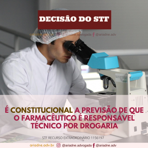 Descrição da imagem: um homem em um laboratório olhando em um microscópio. Texto: Decisão do STF. É Constitucional a previsão de que o farmacêutico é responsável técnico por drogaria.